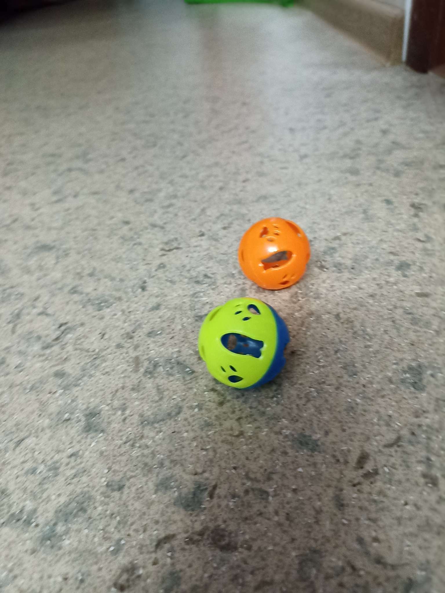 Фотография покупателя товара Набор из 2 шариков-погремушек "Рыбки и лапки", диаметр 3,8 см, желто-синий/оранжевый