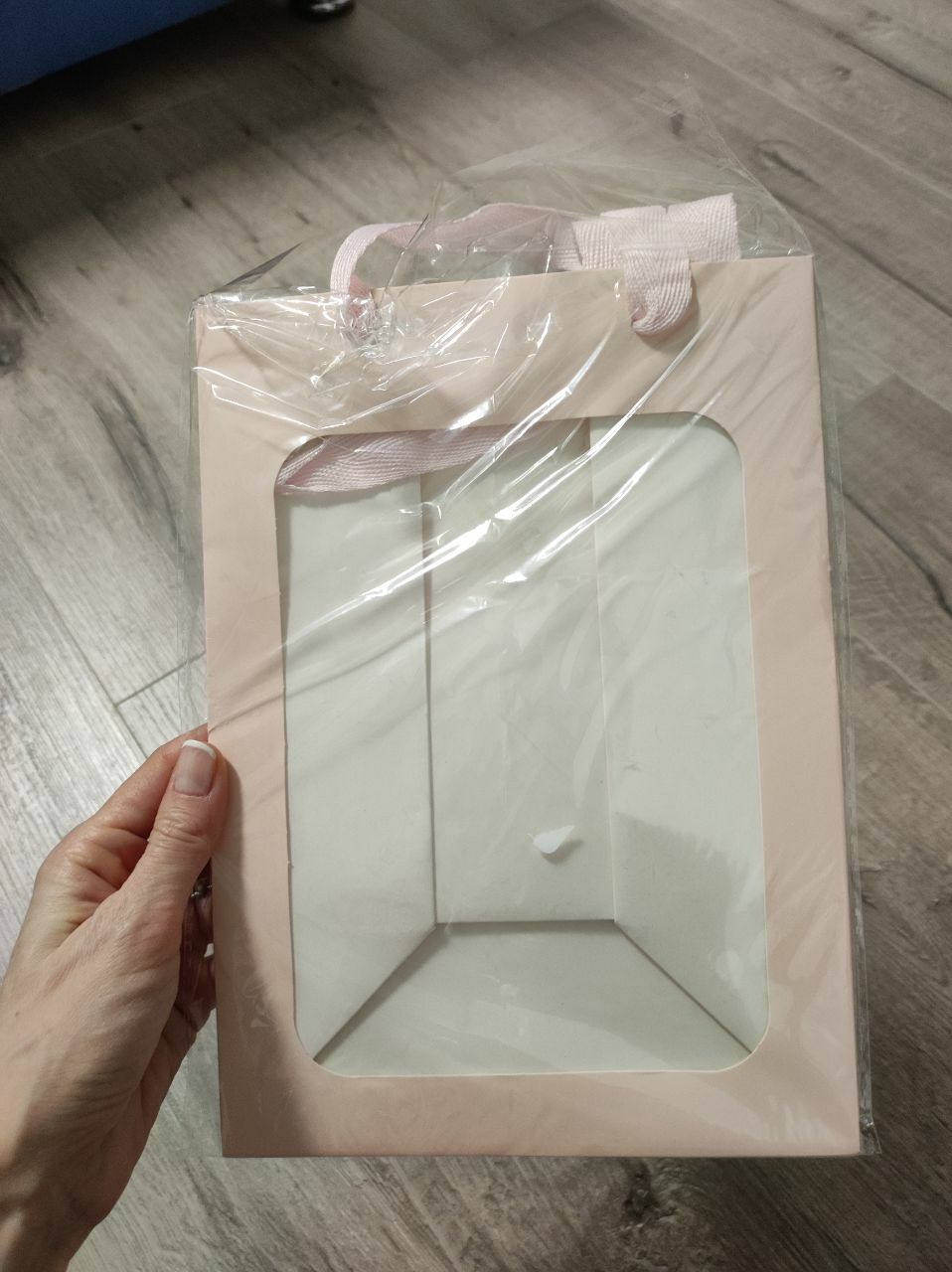 Фотография покупателя товара Пакет подарочный, с окном, 25 х 18 х 13 см, розовый - Фото 4