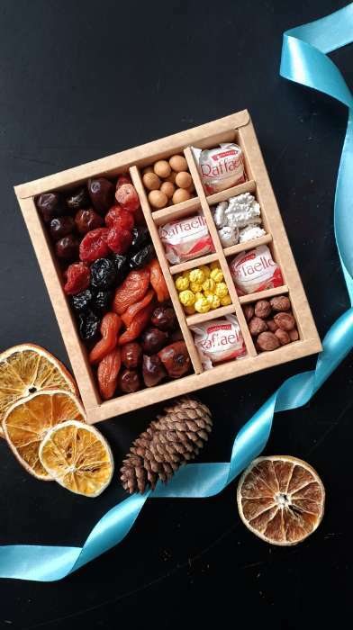 Фотография покупателя товара Коробка складная под 8 конфет + шоколад, белая, 17,7 х 17,8 х 3,8 см - Фото 2