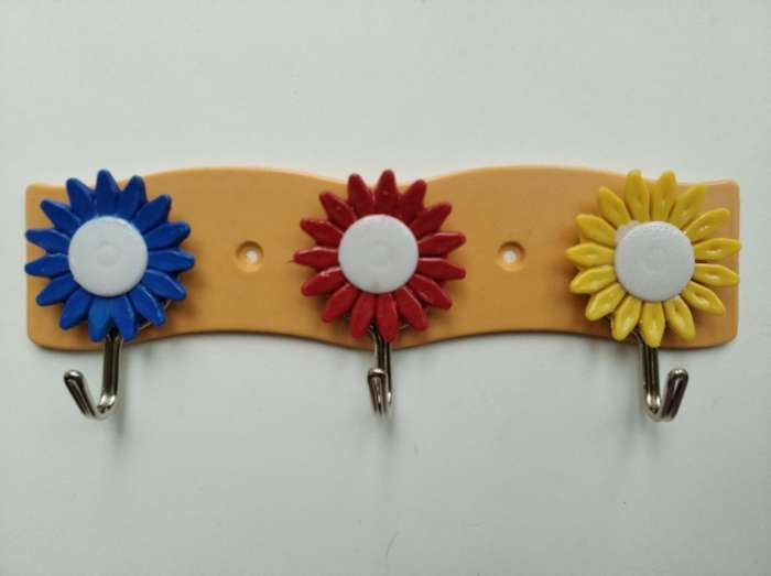Фотография покупателя товара Вешалка настенная «Цветочек», 3 крючка, 15×6×2 см, цвет МИКС - Фото 1