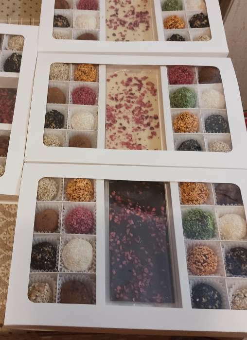 Фотография покупателя товара Коробка по 8 + 8 конфет + шоколад, с окном, белая 30 х 19,5 х 3 см - Фото 3