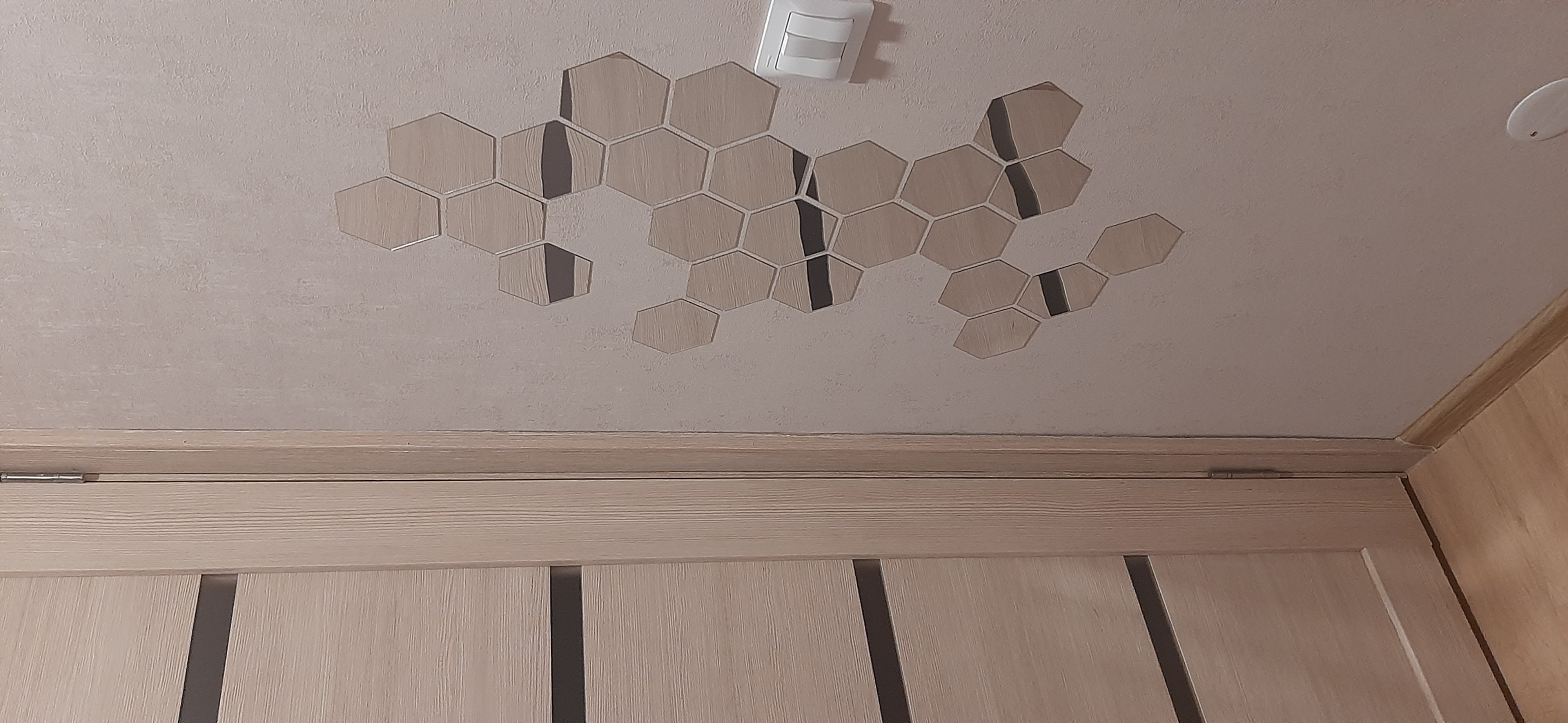 Фотография покупателя товара Зеркало настенное «Соты», на клеевой основе, акриловое, 12 шт., 9×10 см - Фото 7