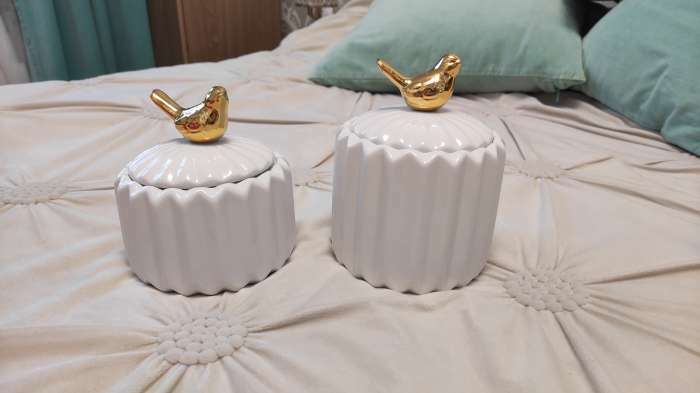 Фотография покупателя товара Банка керамическая для сыпучих продуктов Доляна «Золотое крыло», 1,2 л, цвет белый - Фото 3