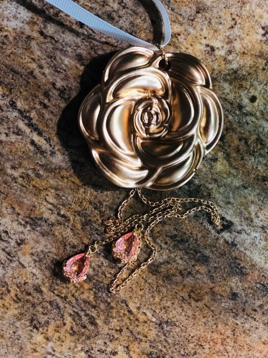 Фотография покупателя товара Декор для творчества пластик «Капля с золотыми цветочками», синий кристалл, 2×1.2 см - Фото 2