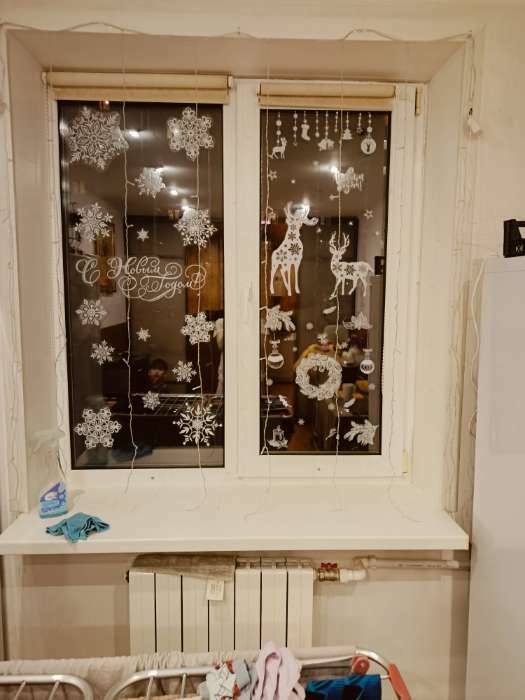 Фотография покупателя товара Наклейки для окон «Cнежинки», многоразовая, 33 х 50 см, Новый год - Фото 1