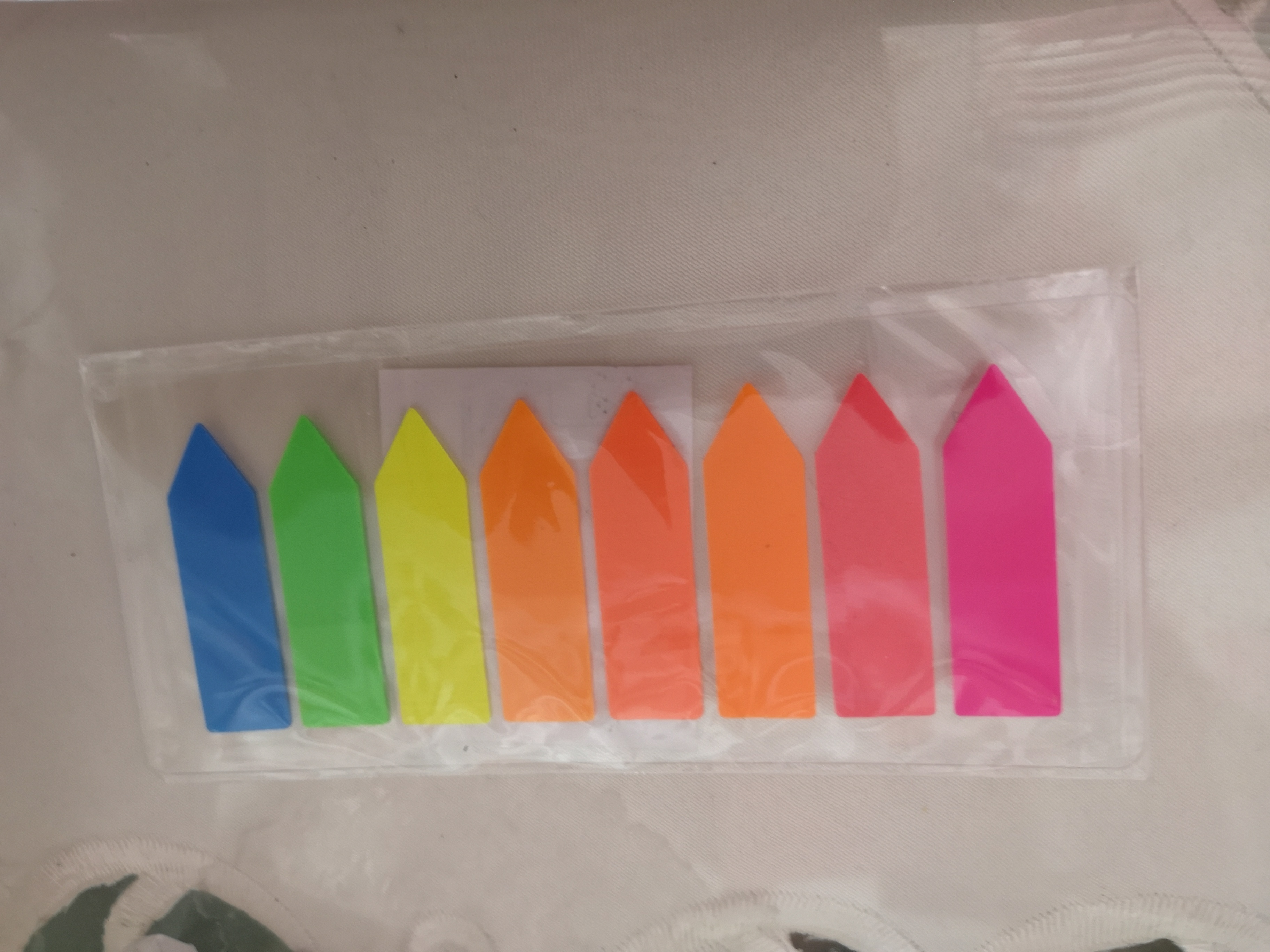 Фотография покупателя товара Блок-закладка с липким краем "Стрелки" 12 мм х 42 мм, пластик, 8 цветов по 10 листов, флуоресцентный, в блистере - Фото 1
