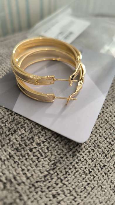 Фотография покупателя товара Серьги-кольца «Карма» крупная линия, цвет золото, d=4 - Фото 3