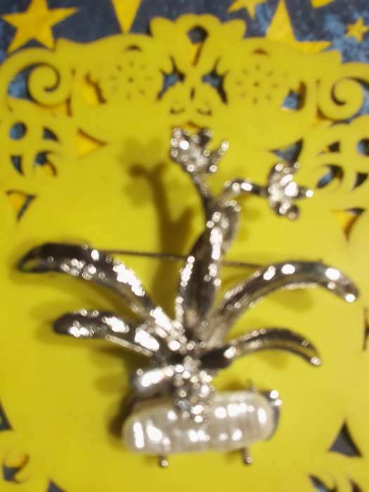 Фотография покупателя товара Брошь "Клумба" с цветами, цвет белый в золоте - Фото 2