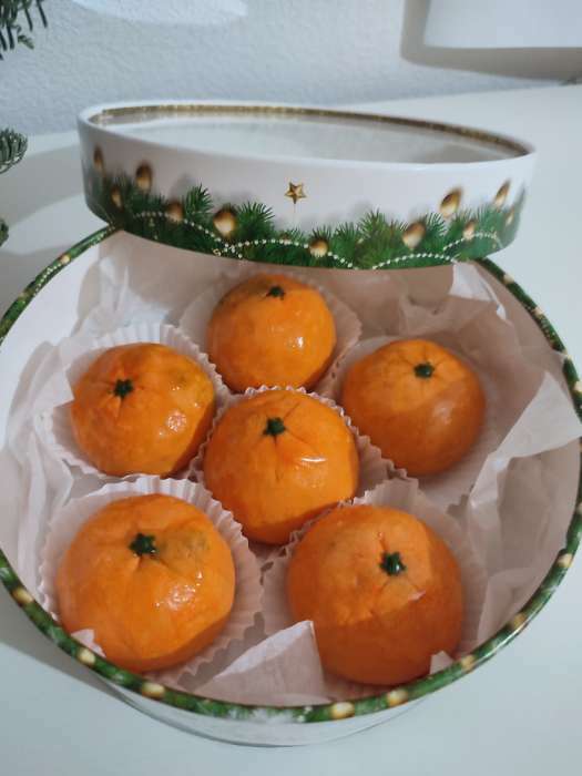 Фотография покупателя товара Коробка подарочная новогодняя с окном «Новогодний подарок» 21×21×8 см - Фото 6