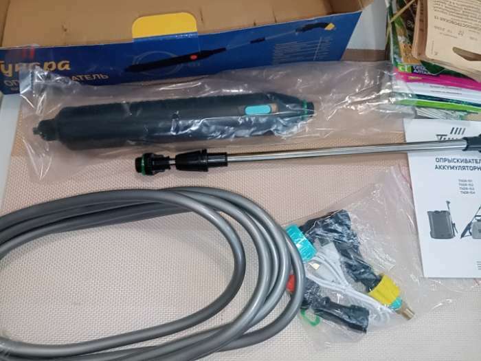 Фотография покупателя товара Опрыскиватель аккумуляторный ТУНДРА, 4 В, 2.4 Ач, Li-on, 0.8 л/мин, 2 насадки, шланг 3 м - Фото 1