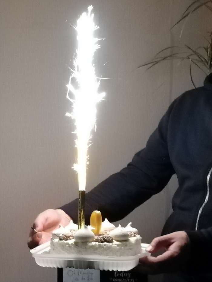 Фотография покупателя товара Свеча для торта цифра "Овал + фонтан" золотая "9" - Фото 2
