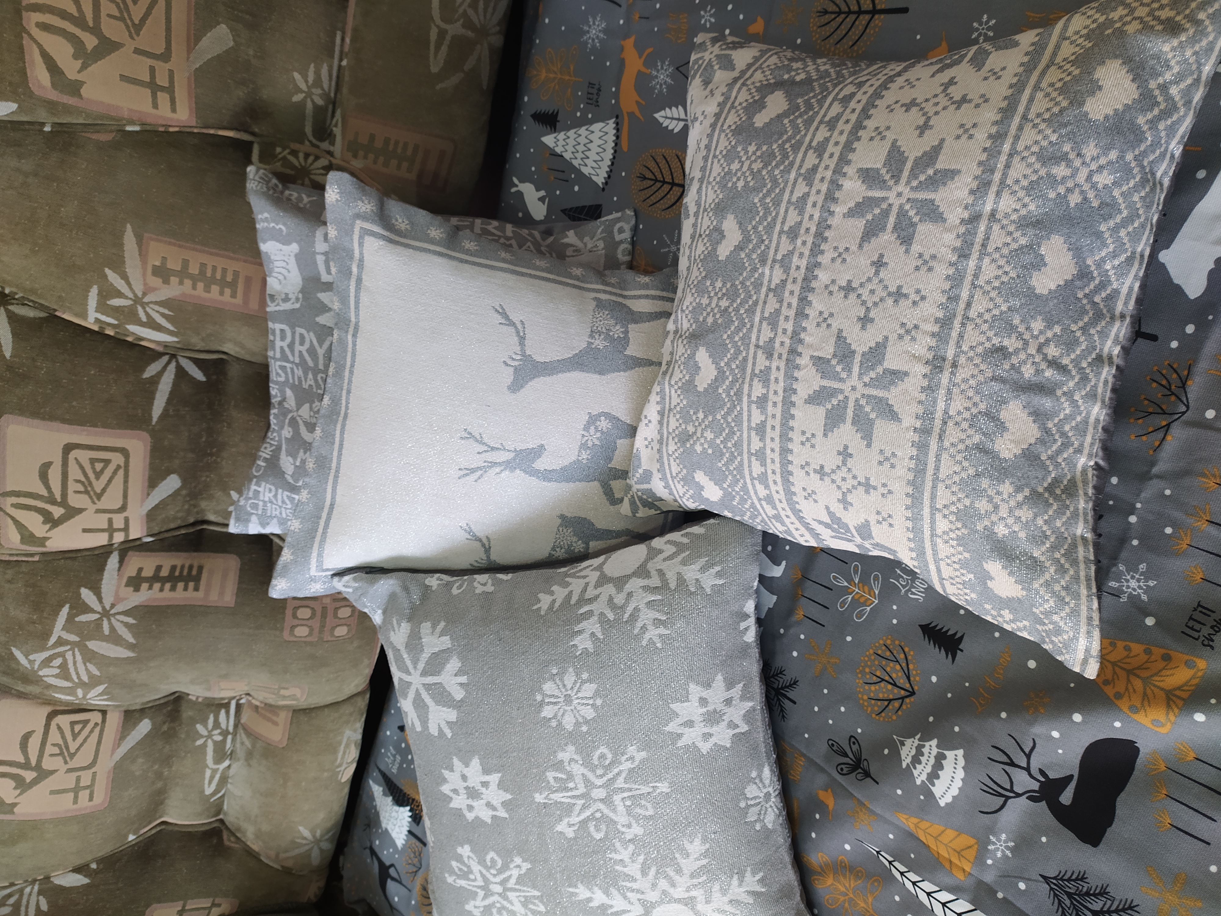 Фотография покупателя товара Чехол на подушку Этель "Christmas" цв.серебро, 44*44±3 см, 100%п/э, гобелен - Фото 3