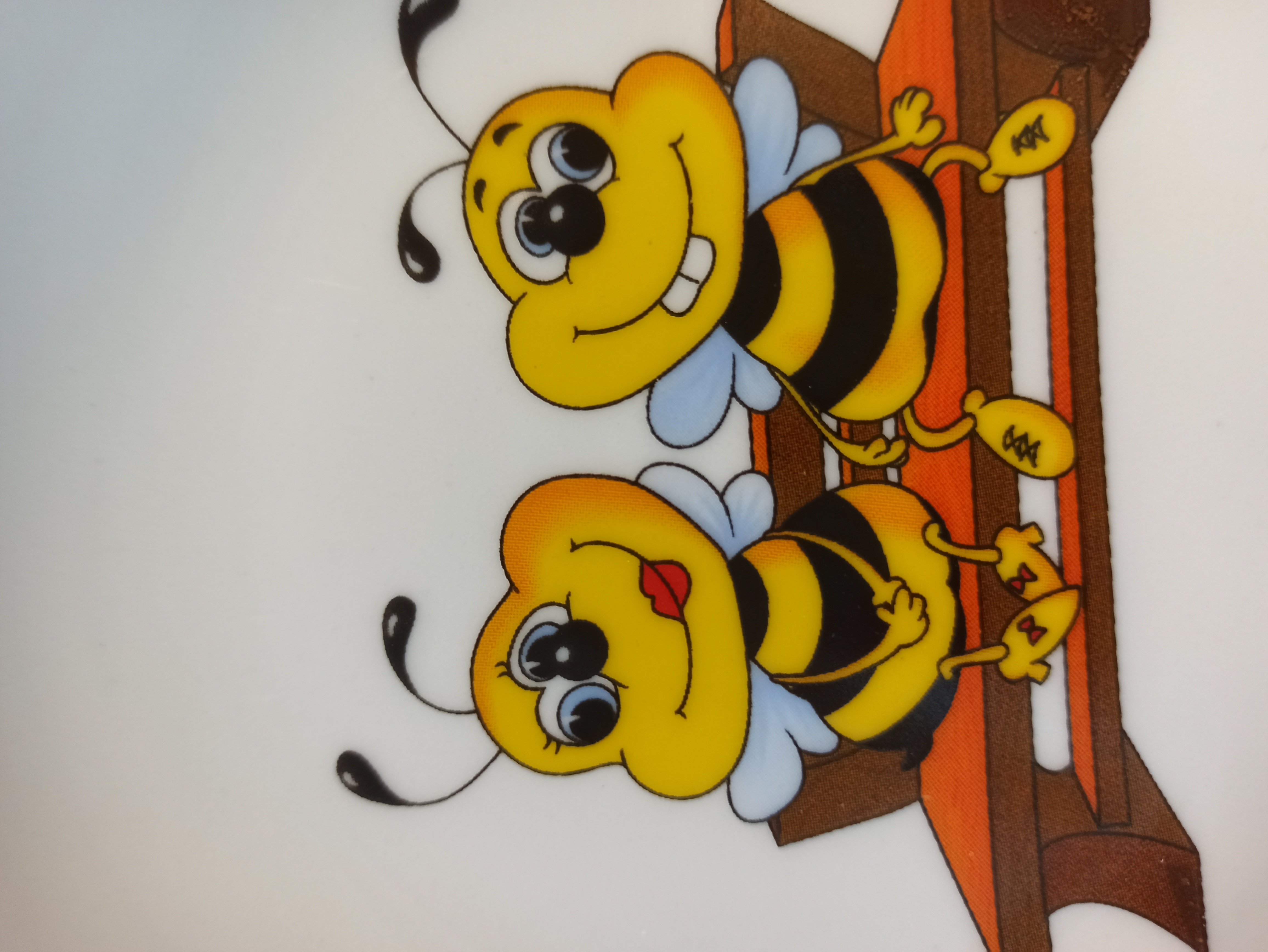 Фотография покупателя товара Тарелка глубокая фарфоровая «Пчёлы», 230 мл, d=20 см, рисунок МИКС