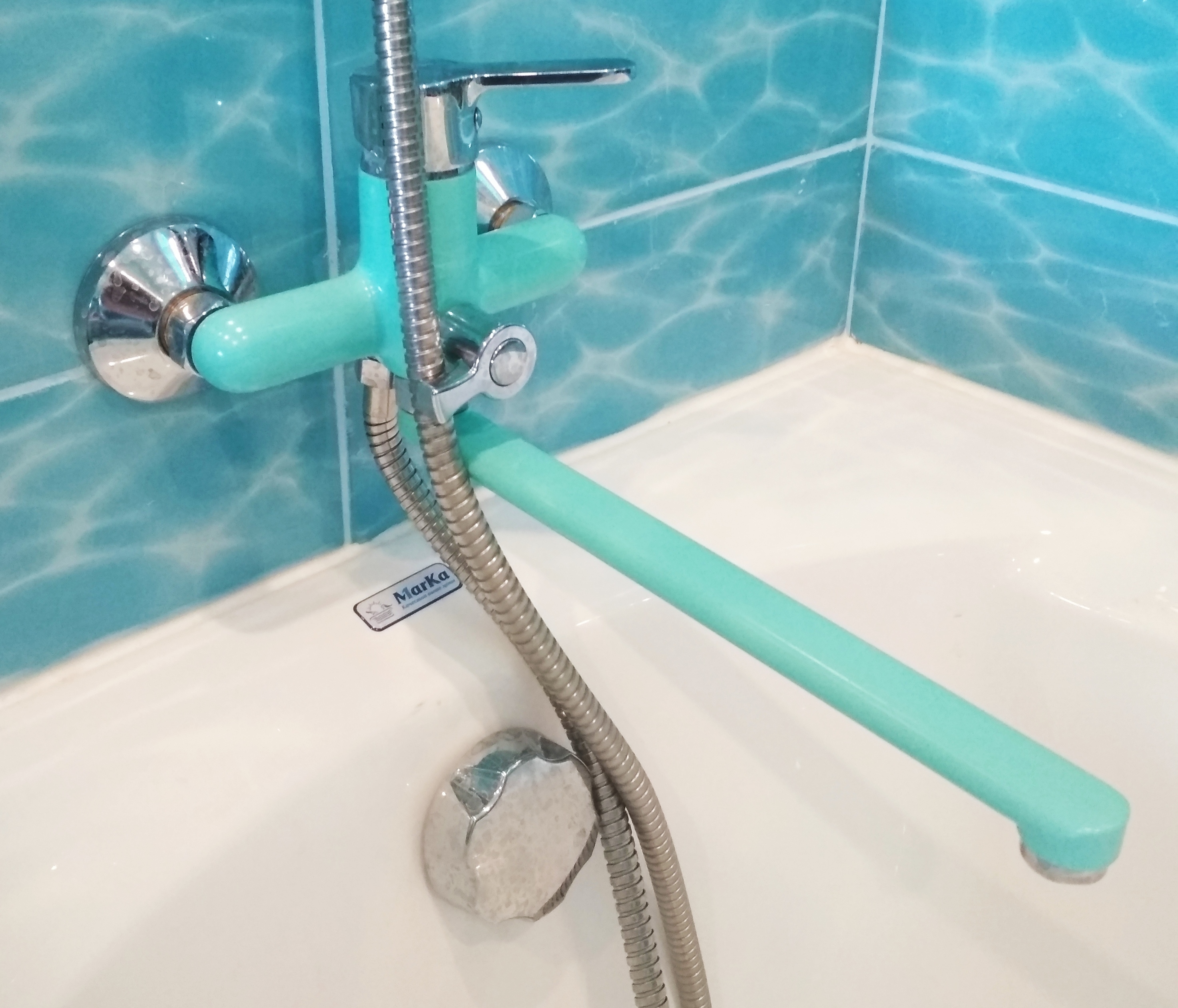 Фотография покупателя товара Cмеситель для ванны Accoona A7167M, с душевым набором, силумин, цвет бирюзовый - Фото 1