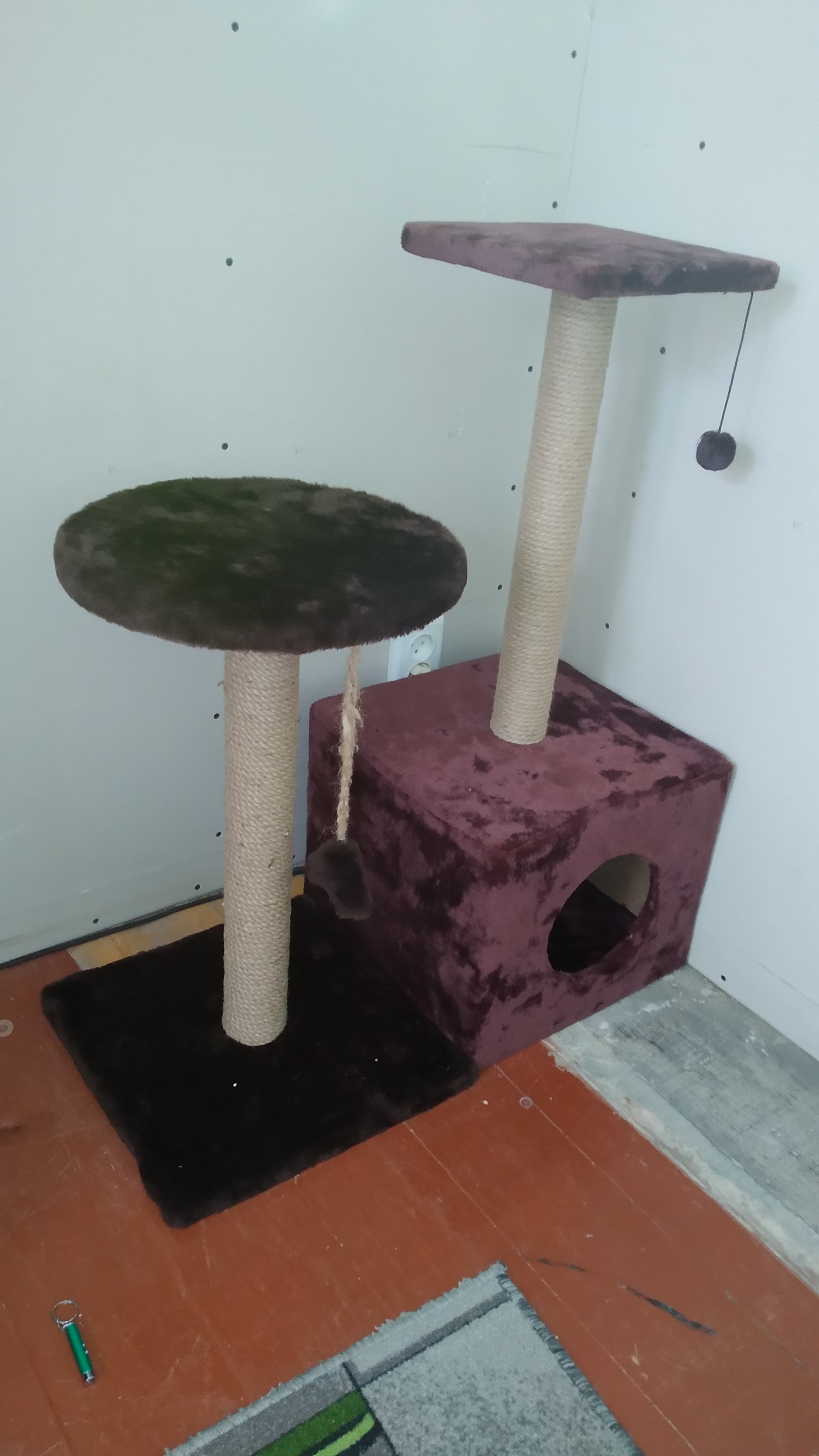 Фотография покупателя товара Домик для кошек с когтеточкой "Куб", с площадкой и игрушкой, 35 х 30 х 85 см, микс цветов - Фото 22