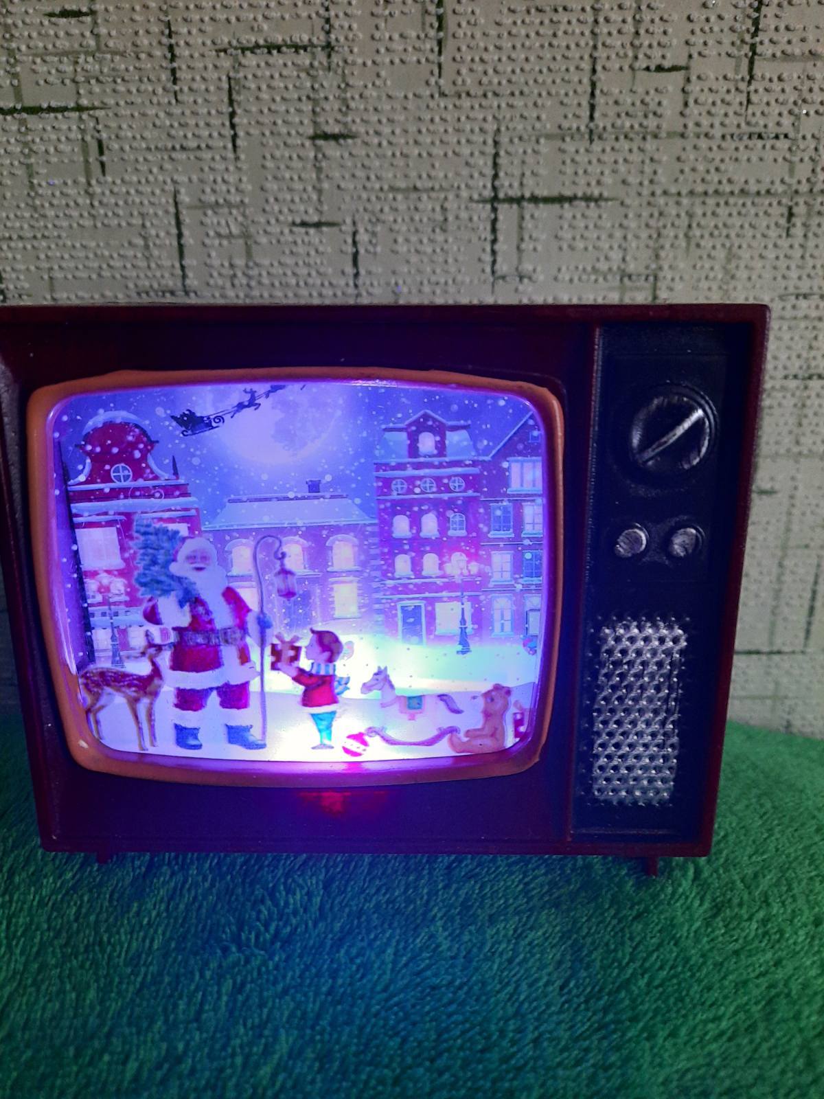 Фотография покупателя товара Светодиодная фигура «Телевизор с оленями» 10 × 8 × 4 см, пластик, батарейки CR2032х2, свечение мульти (RGB) - Фото 7