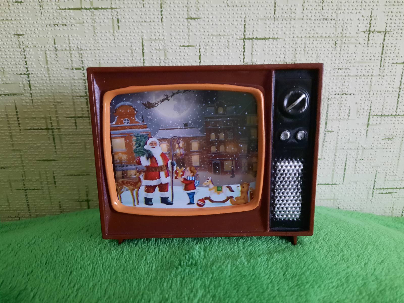 Фотография покупателя товара Светодиодная фигура «Телевизор с Дедом Морозом» 10 × 8 × 4 см, пластик, батарейки CR2032х2, свечение мульти (RGB) - Фото 6