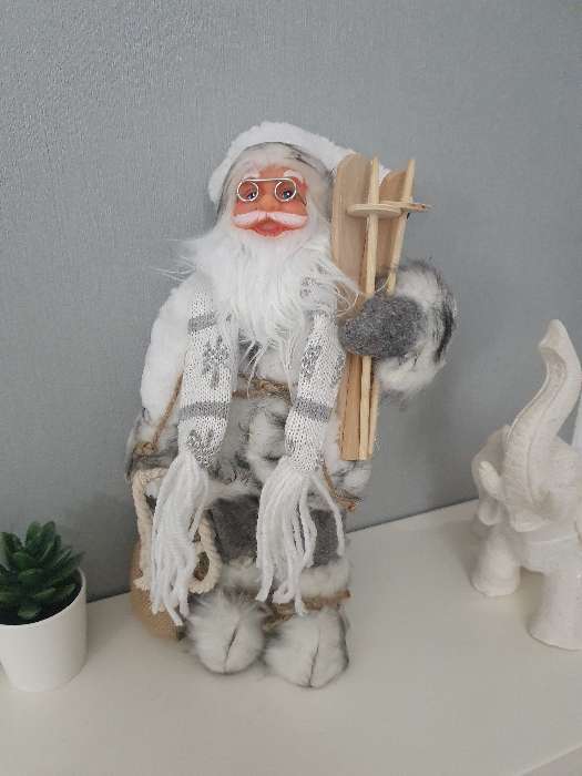 Фотография покупателя товара Дед Мороз под ёлку «Зимнее волшебство. В белой шубке с лыжами», 60 см - Фото 7
