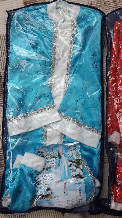 Фотография покупателя товара Карнавальный костюм "Снегурочка", атлас, прямая шуба с искрами, кокошник, варежки, цвет голубой, р-р 52 - Фото 2