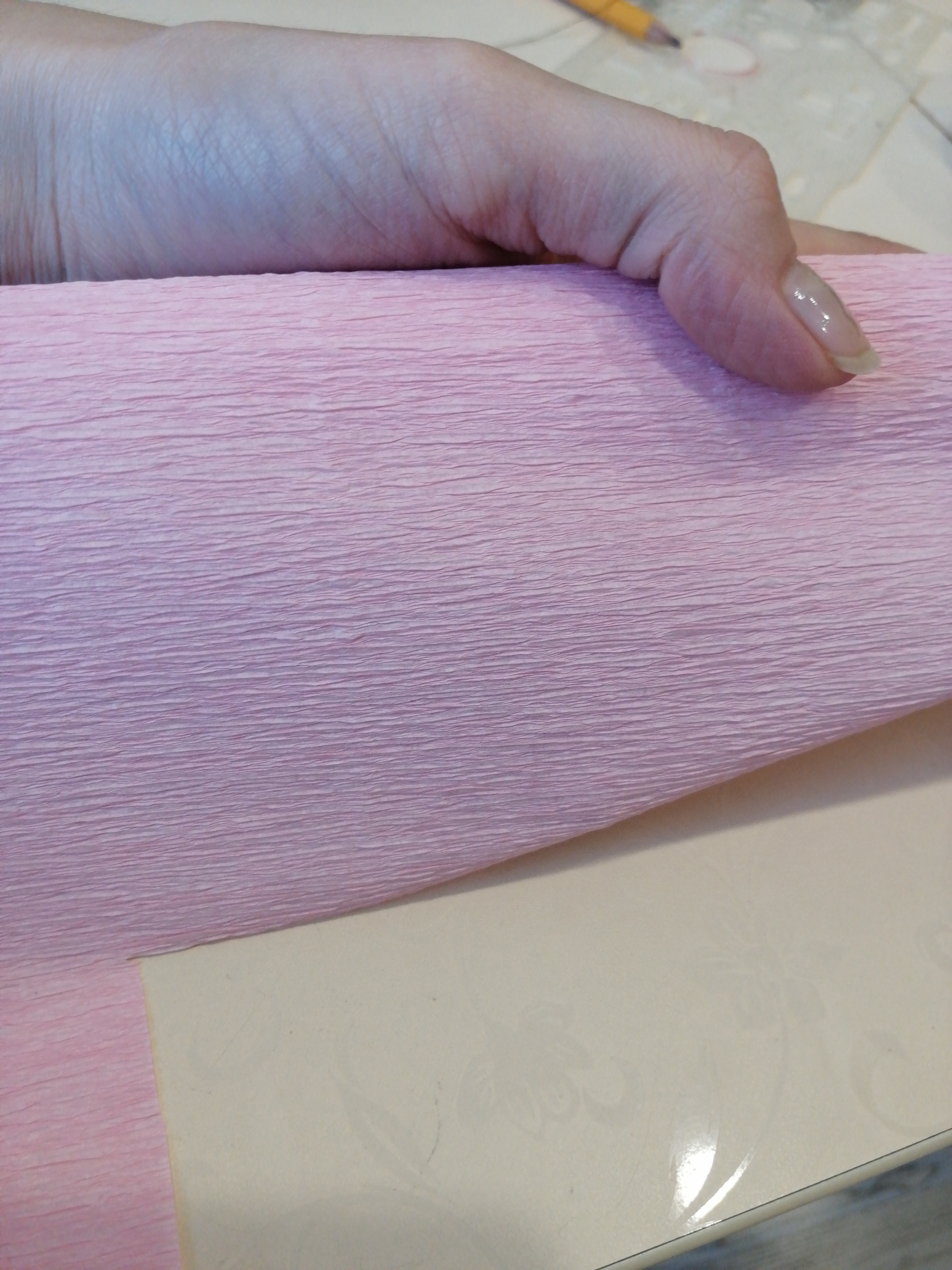 Фотография покупателя товара Бумага креп, простой, цвет светло-розовый, 0,5 х 2,5 м - Фото 2