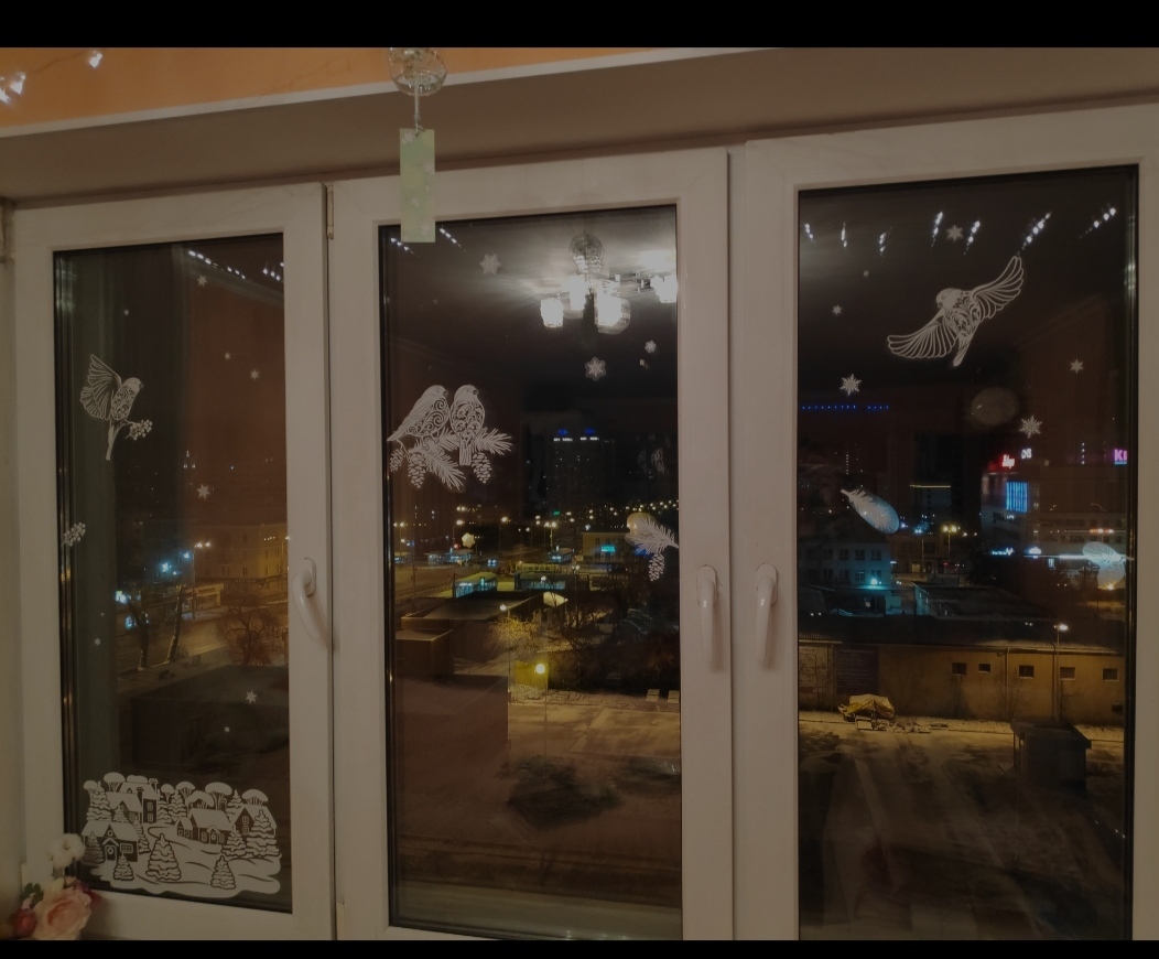 Фотография покупателя товара Наклейки для окон «Cнежинки», многоразовая, 33 х 50 см, Новый год - Фото 80