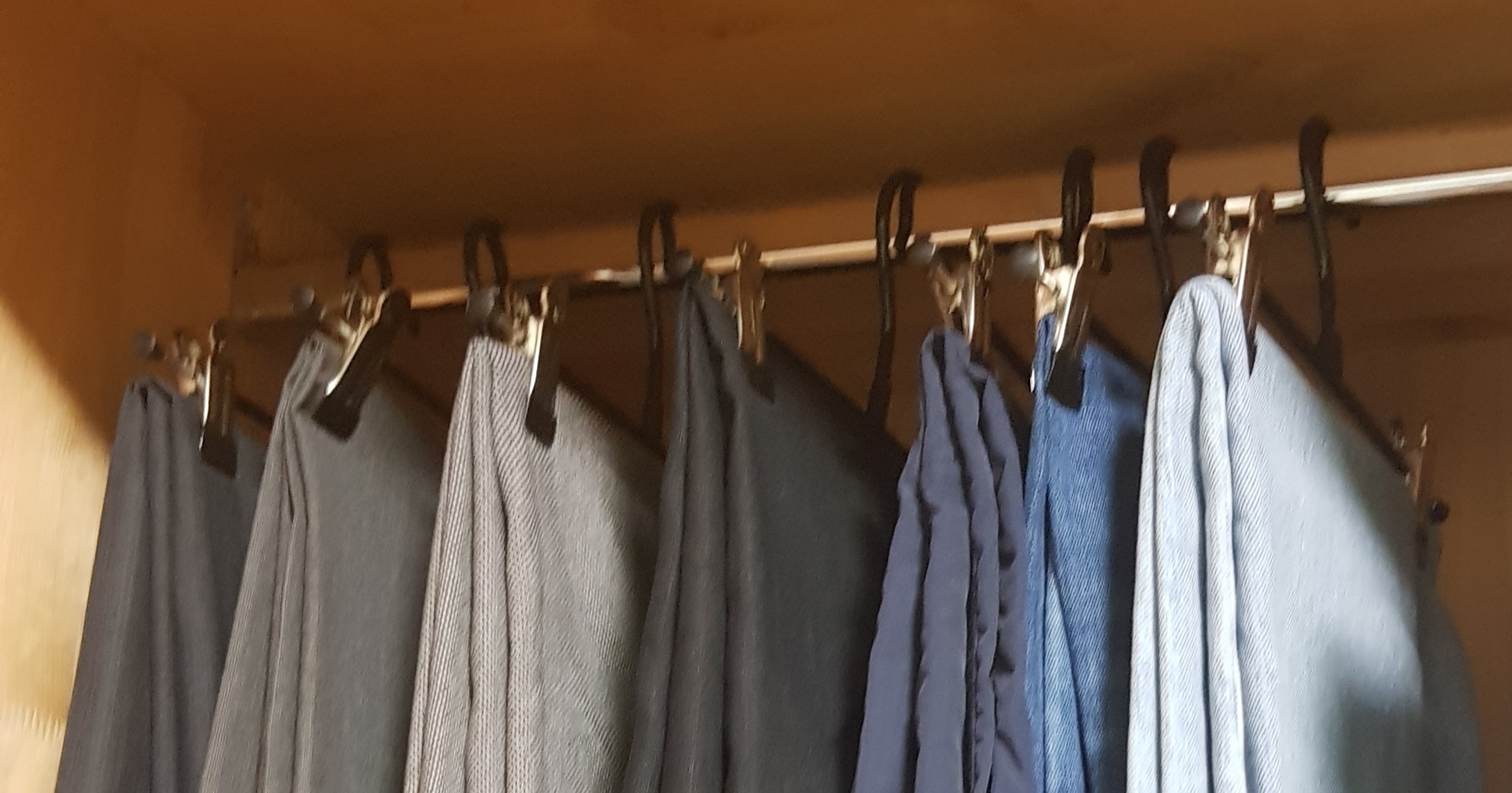 Фотография покупателя товара Плечики для брюк и юбок с зажимами, 26×13,5 см, антискользящее покрытие, цвет чёрный - Фото 1