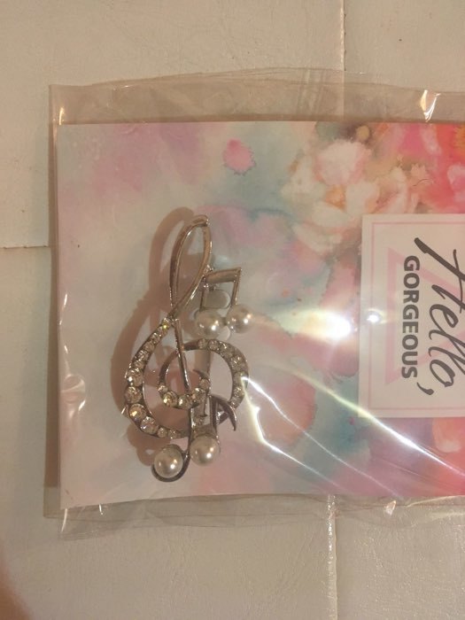 Фотография покупателя товара Брошь «Скрипичный ключ» с жемчужными нотками, цвет белый в серебре - Фото 2