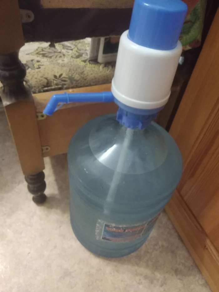 Фотография покупателя товара Помпа для воды Luazon, механическая, большая, под бутыль от 11 до 19 л, голубая - Фото 2