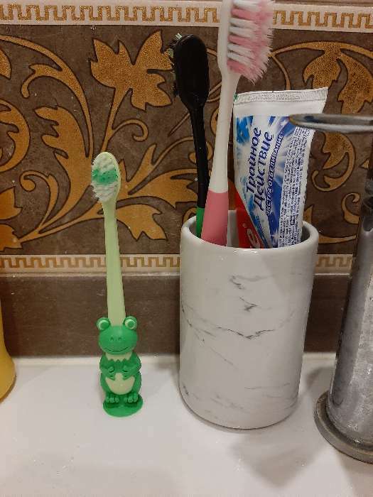 Фотография покупателя товара Зубная щётка мод Детская Лягушонок, двухкомпонентная ручка, щетина мягкая, с присоской - Фото 6