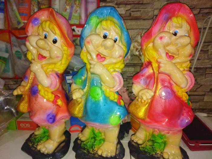 Фотография покупателя товара Садовая фигура "Девочка гномик с сумочкой", разноцветная, гипс, 43 см, микс
