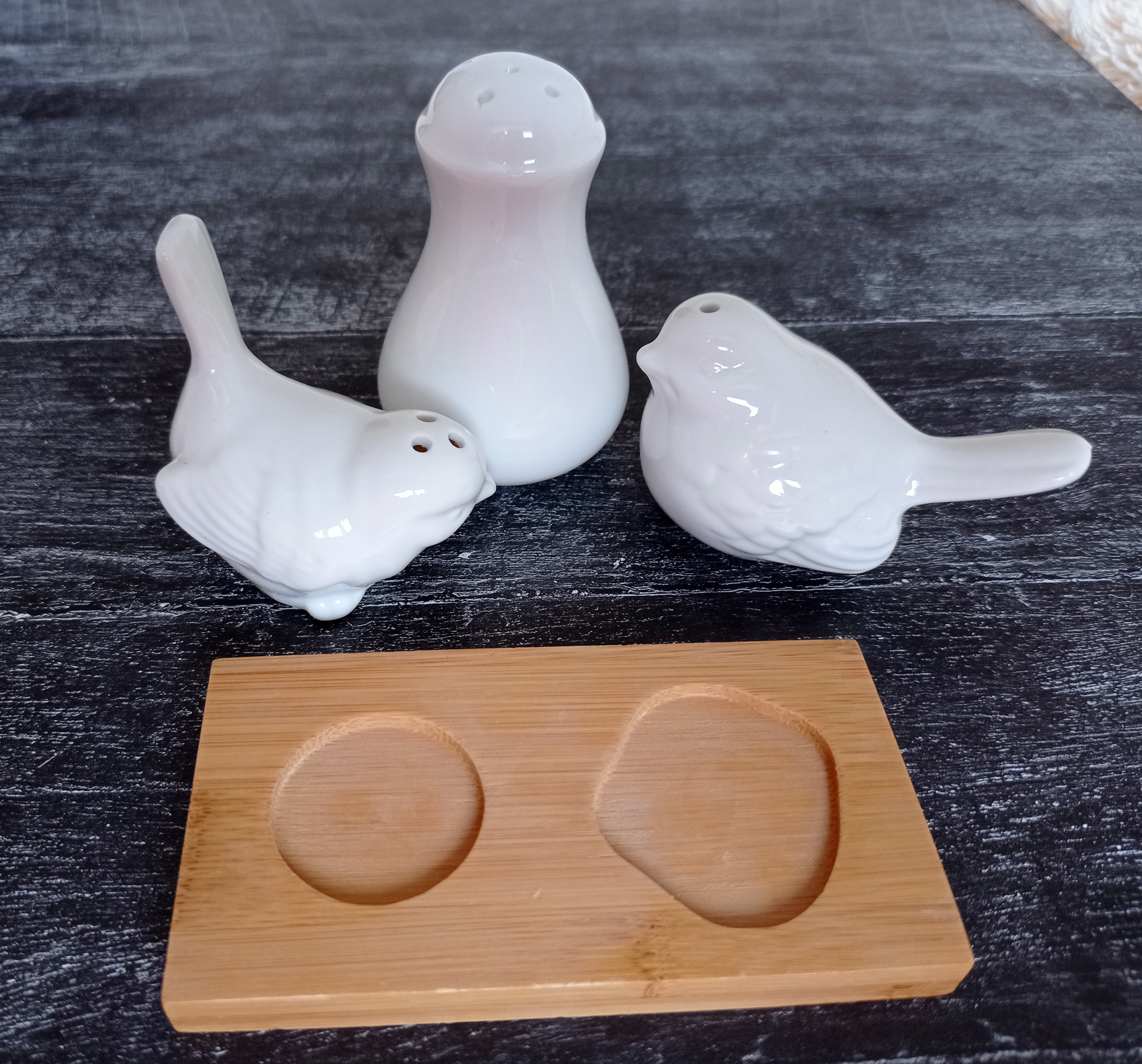 Фотография покупателя товара Набор фарфоровый для специй на деревянной подставке Доляна «Воробушки», 2 предмета: солонка, перечница, цвет белый - Фото 5