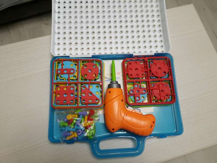 Фотография покупателя товара Пластмассовый конструктор в чемоданчике «Создавай и играй», с электрическим шуруповёртом, 106 деталей - Фото 3