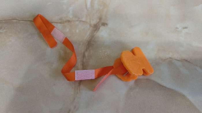 Фотография покупателя товара Пустышка силиконовая ортодонтическая с держателем и колпачком, от 0 мес., цвет оранжевый