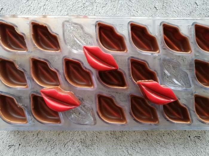 Фотография покупателя товара Форма для конфет шоколада KONFINETTA «Губки», 28×14 см , 21 ячейка (4,8×2,5×1,8 см)