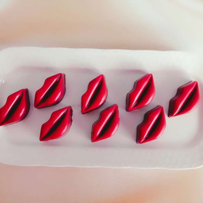 Фотография покупателя товара Форма для конфет шоколада KONFINETTA «Губки», 28×14 см , 21 ячейка (4,8×2,5×1,8 см) - Фото 6