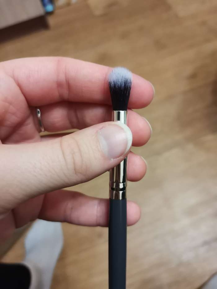 Фотография покупателя товара Кисть для макияжа «Brush GRAPHITE», 18,5 см, цвет тёмно-серый - Фото 3