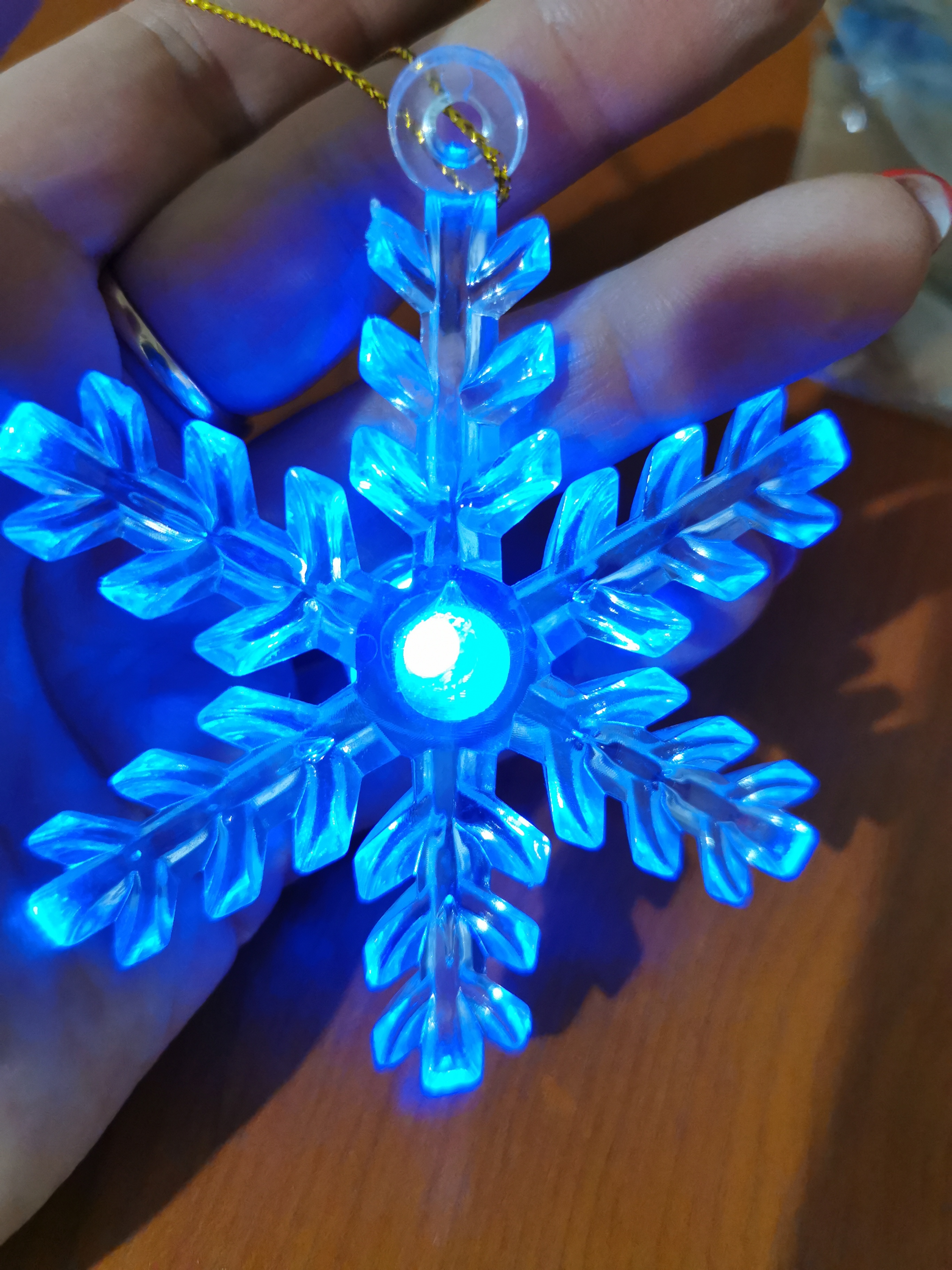 Фотография покупателя товара Игрушка световая "Снежинка" (батарейки в комплекте), d=8 см, 1 LED, RGB - Фото 3