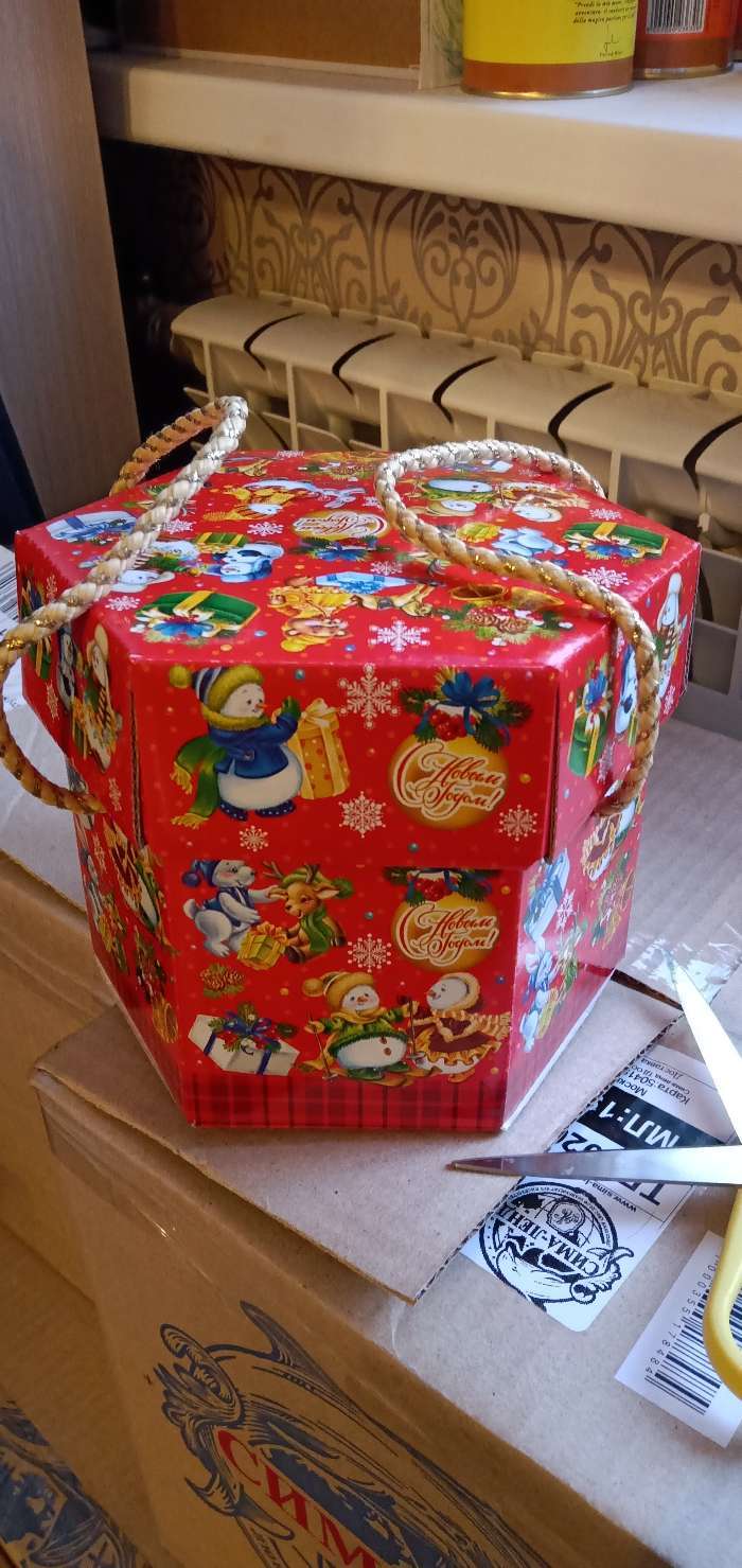 Фотография покупателя товара Коробка подарочная "Паттерн Деды Морозы" зеленый, 18,5 x 18,5 x 14,5 см - Фото 1