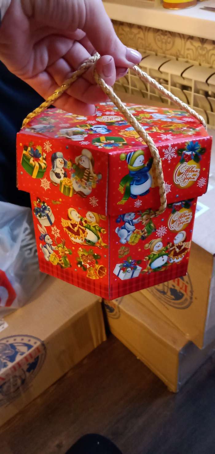 Фотография покупателя товара Коробка подарочная "Паттерн Деды Морозы" зеленый, 18,5 x 18,5 x 14,5 см - Фото 2