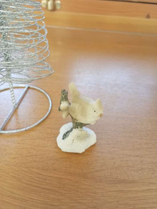 Фотография покупателя товара Сувенир полистоун "Зимняя птица на деревце с шишками" 3,8х3,2х5,6 см