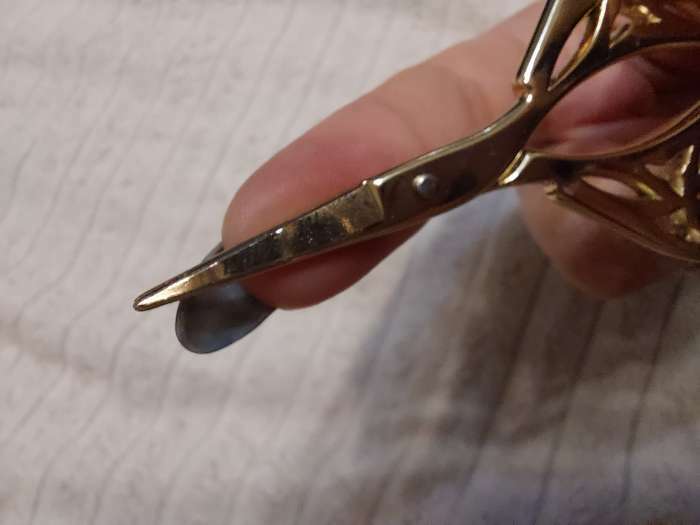 Фотография покупателя товара Ножницы для рукоделия «Лепесток», скошенное лезвие, 4,5", 11,4 см, цвет золотой - Фото 1