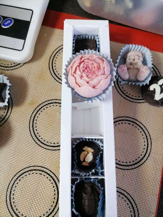 Фотография покупателя товара Коробка под 5 конфет с обечайкой, с окном, с тонкими разделителями, белый 21х5х3,3 см
