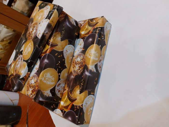 Фотография покупателя товара Бумага упаковочная глянцевая «С Днём Рождения», 60 х 90 см - Фото 1