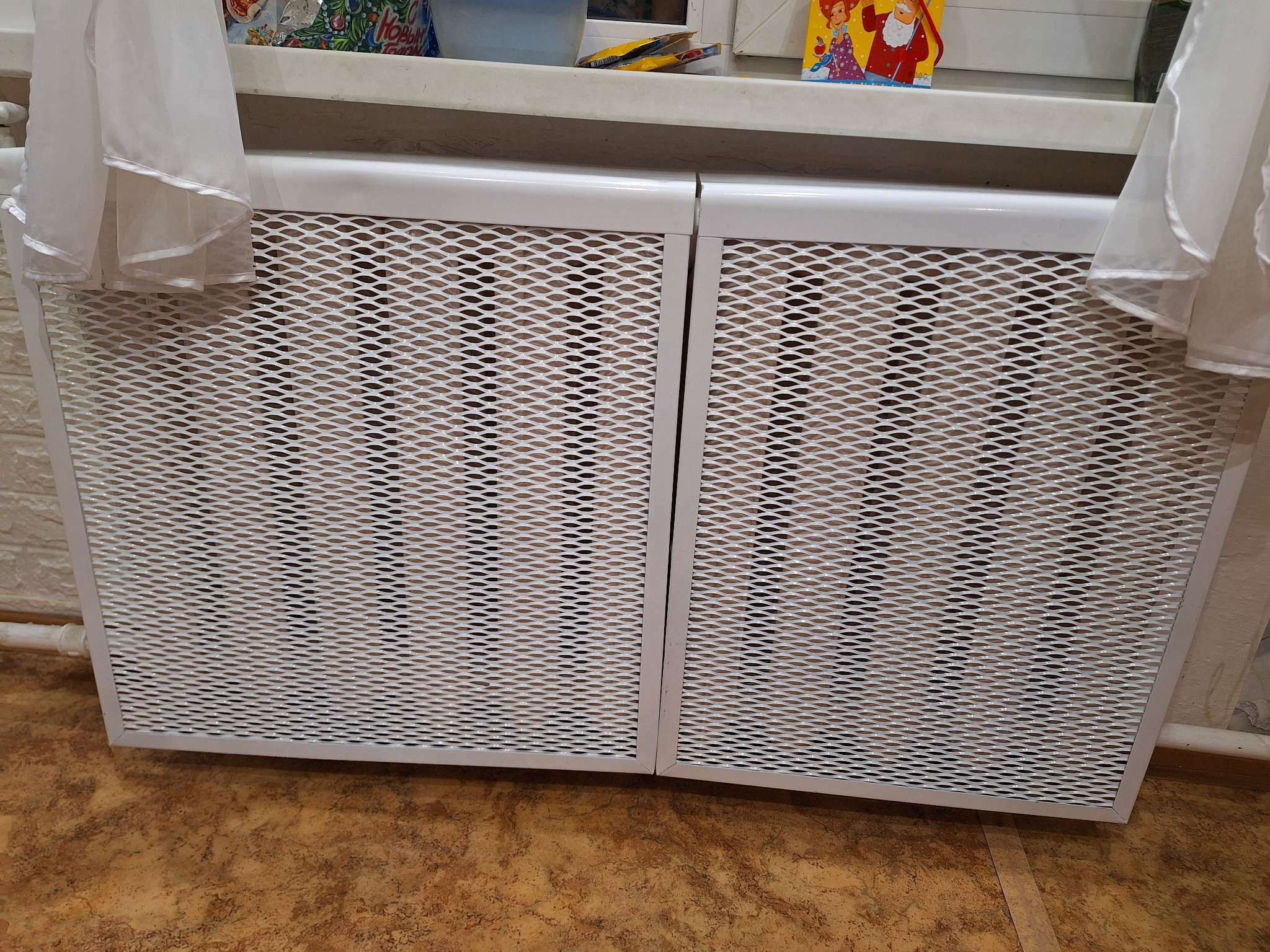 Фотография покупателя товара УЦЕНКА Экран на чугунный радиатор "Лидер", 590х610х150 мм, 6 секций, металлический, белый - Фото 1