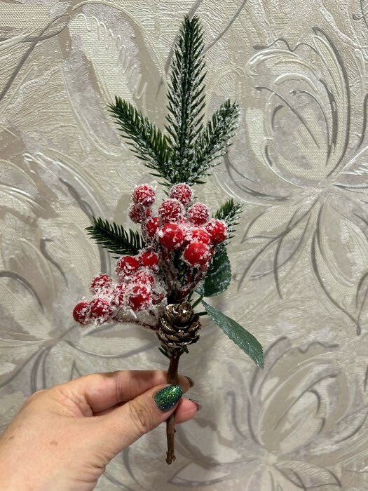 Фотография покупателя товара Еловая ветка декоративная «Зимнее волшебство. Грёзы», хвои, ягоды, шишка, 27 см - Фото 4