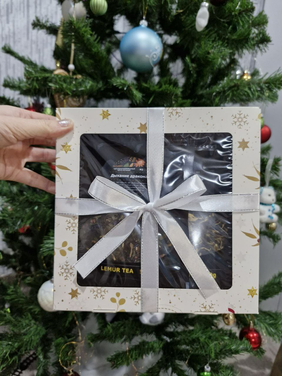 Фотография покупателя товара Коробка складная с окном "Новогодняя" 20 х 20 х 4 см