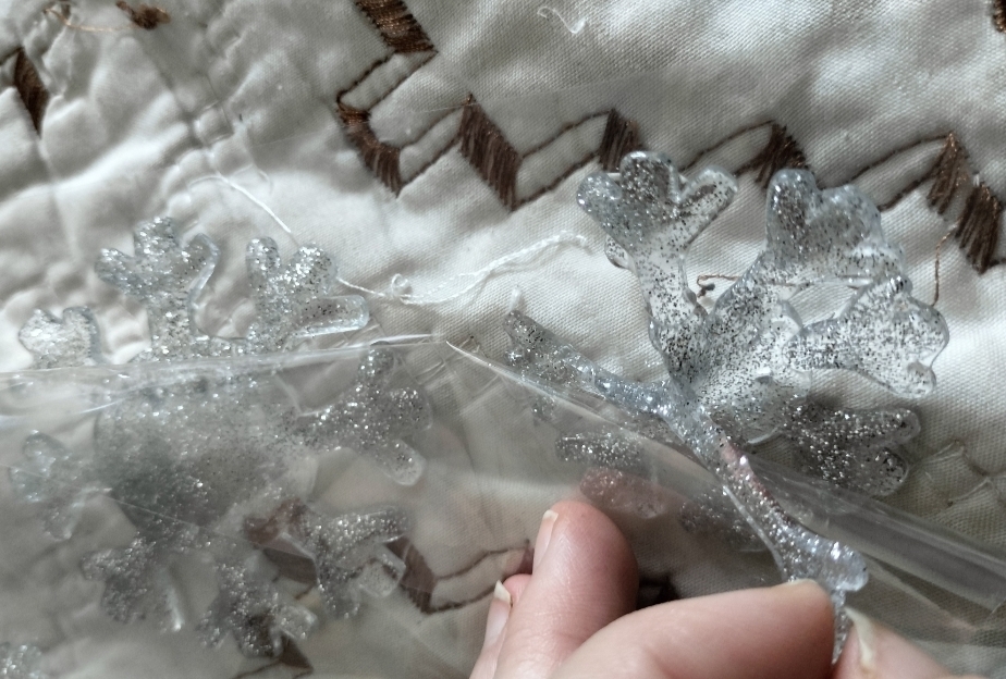 Фотография покупателя товара Наклейка на стекло "Серебристая снежинка" (набор 9 шт) 18,5х18,5 см - Фото 3