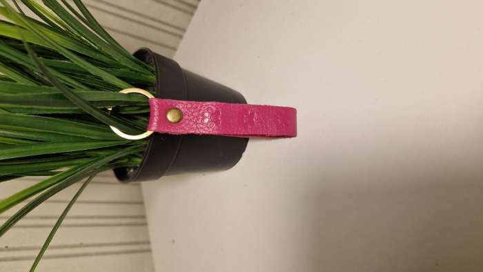 Фотография покупателя товара Брелок для автомобильного ключа, ремешок, натуральная кожа, розовый, лапка - Фото 2