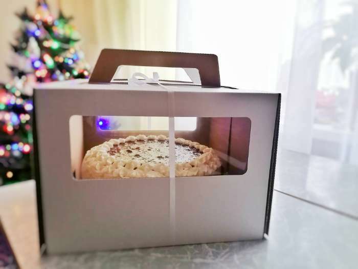 Фотография покупателя товара Коробка под торт 2 окна, с ручками, белая, + подложка 2.5 золото - белый, 28×28×20 см - Фото 18