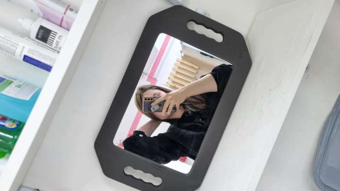 Фотография покупателя товара Зеркало с ручками, зеркальная поверхность 19 × 27 см, цвет чёрный